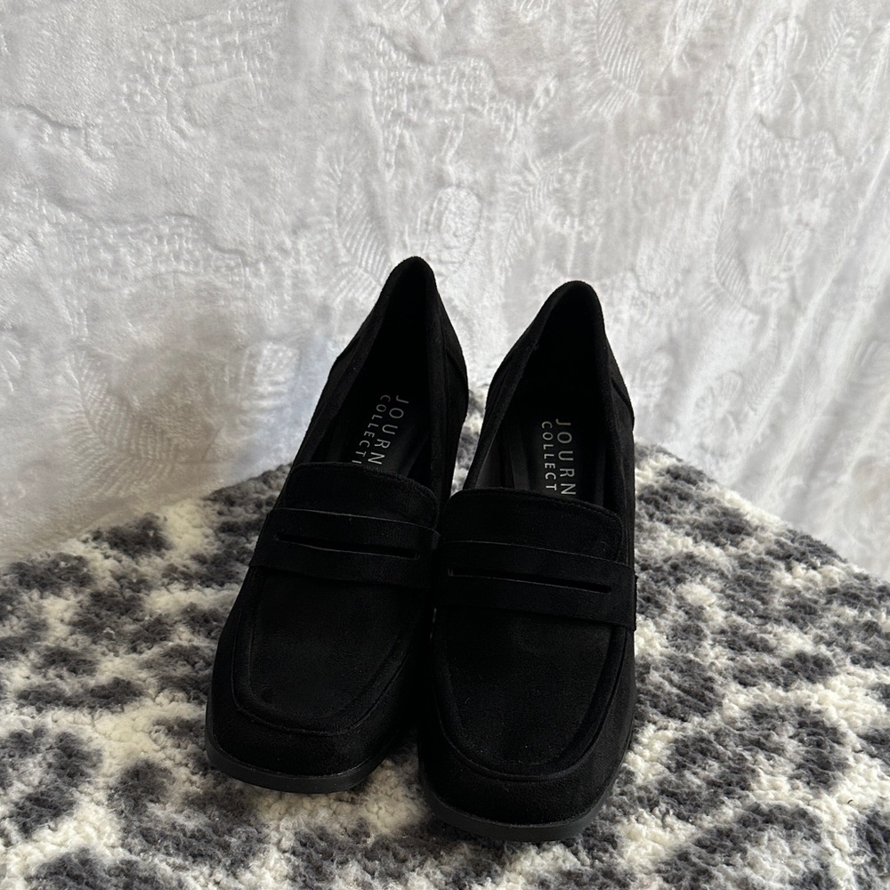 Journee Collection Women's Classic Black Flats